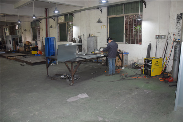 東莞市東城機(jī)箱加工車間